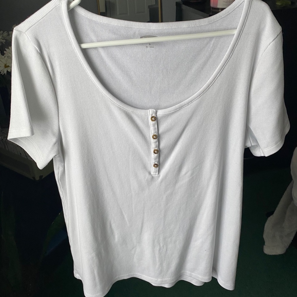 White tee